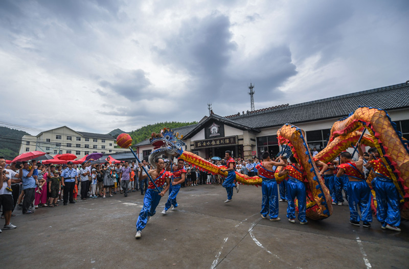 8月12日,村民在乡村旅游大会现场表演舞龙。