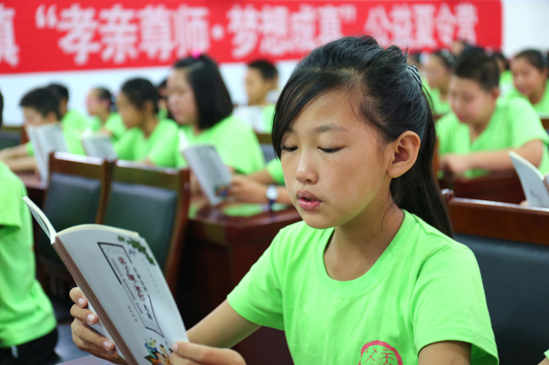 8月12日,河北省承德市营子区寿王坟镇南沟村小学生在夏令营活动中学习中国传统文化经典。