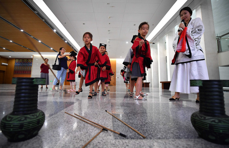 8月22日,孩子们在进行投壶游戏.