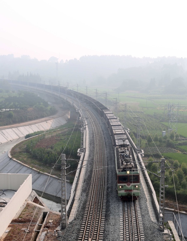 成昆铁路复线花龙门至彭山段通车