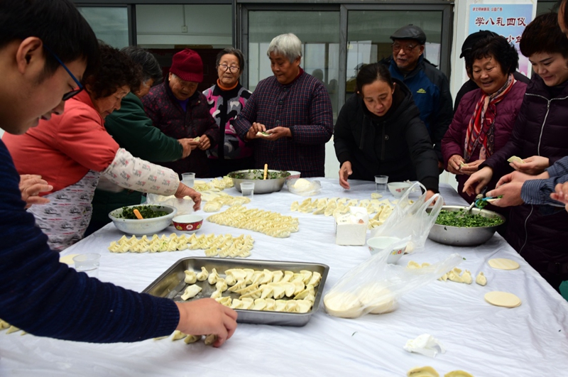 省镇江市润州区七里甸街道曙光村开展"冬至包饺子,温暖老人心"活动