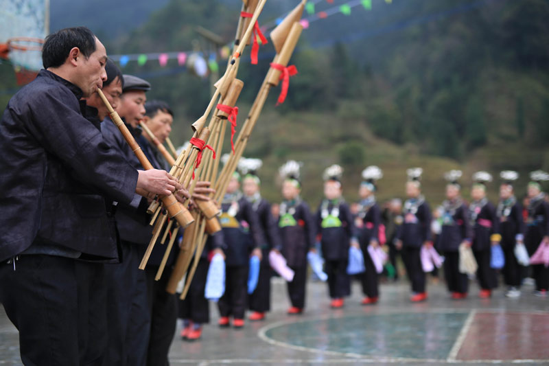 2月3日,在贵州省丹寨县扬武镇乌湾苗寨,苗族群众在芦笙场踩堂.