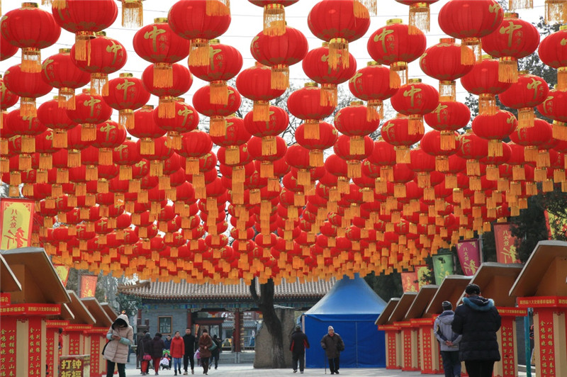 目前,北京各大庙会均已进入最后准备阶段,将在春节期间开门迎客.