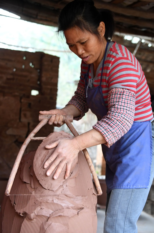 广西宾阳县邹圩陶瓷制作已有200多年历史,制作时采用本地特有的红泥