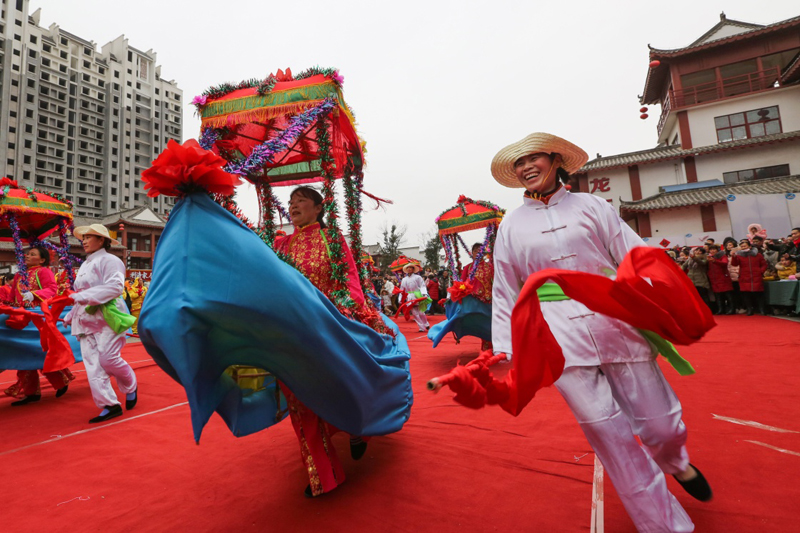 当日是农历大年初一,全国各地纷纷举行具有地方特色的民俗活动,热热闹