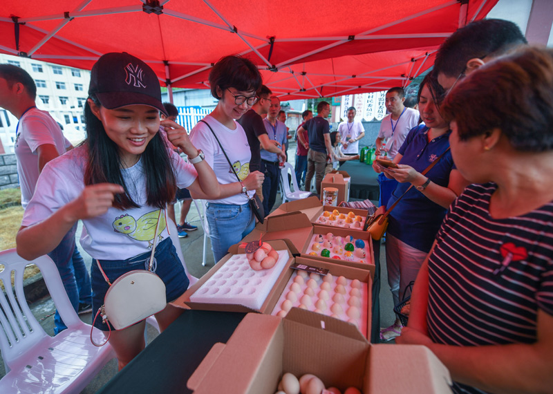 8月12日,海归留学生葛雯(左一)在旅游大会现场推广云彩土鸡和土鸡蛋。作为临安当地留学生回乡创业的典范,她创立了云彩农业开发有限公司,积极开拓山村绿色生态家禽的养殖产业。