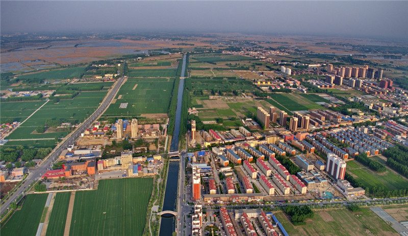 这是鸟瞰雄安新区安新县城(4月24日摄).