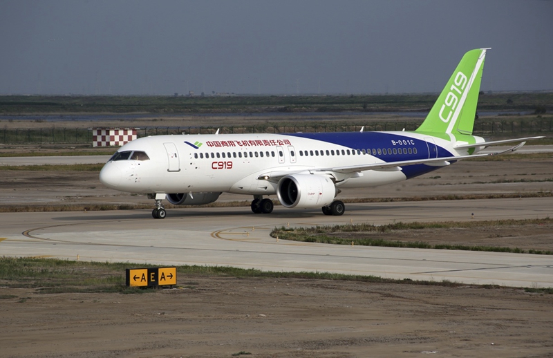 c919大型客机102架机转场东营试飞基地